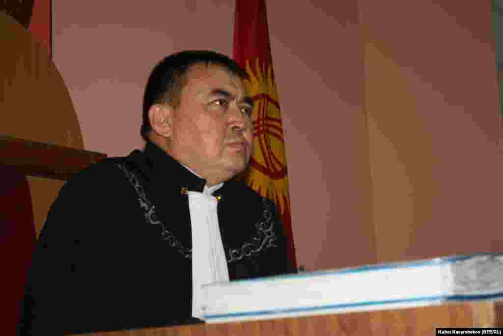 Судья Абдуразак Боронбаев, председательствующий на суде по делу депутатов партии &quot;Ата-Журт&quot;, удовлетворил ходатайство стороны защиты о собственном отводе. 