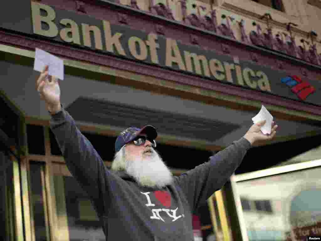 Mike Oren, 57, of Los Angeles tries to persuade customers to switch from Bank of America to credit unions at an Occupy LA protest in Los Angeles. (Photo for Reuters by Lucy Nicholson)