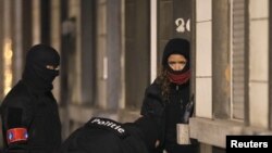Сотрудники бельгийской полиции во время одной из предыдущих спецопераций против подозреваемых в нападениях, 25 марта 2016 года