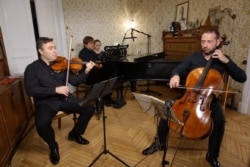 Скрипач Максим Венгеров, пианист Петр Лаула и виолончелист Борис Андрианов