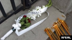 Cveće i sveće u Beogradu za ubijenog Brisa Tatona, septembar 2009.