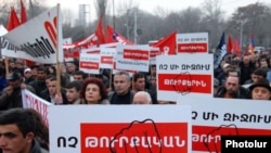 Armenia -- Supporters of the Armenian Revolutionary Federation demonstrate in Yerevan against Turkish-Armenian agreements on January 11, 2009.