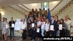 Урачыстае ўручэньне сэртыфікатаў на веданьне ўкраінскай мовы Выпускнікі курсаў з сэртыфікатамі, у цэнтры Ігар Кізім і Алена Анісім