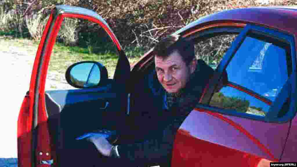 Владимир Дудка путешествует по Крыму на своем автомобиле. После таких поездок он отмечал на карте места, где побывал. Примерно 2010 год
