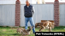 Естай Туганбай и его собаки. Алматы, 5 апреля 2019 года.
