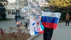 Торговец флажками и воздушными шариками на Приморском бульваре, Севастополь