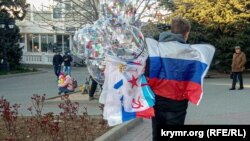 Торговець прапорцями і повітряними кульками на Приморському бульварі, Севастополь