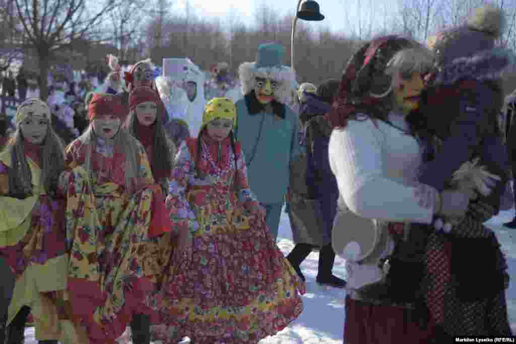 Видовище із музикою, співами, танцями, свистом й диким ревом помалу рухається у бік сільської ради