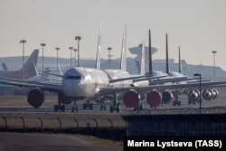 Самолеты на стоянке в московском аэропорту "Внуково"