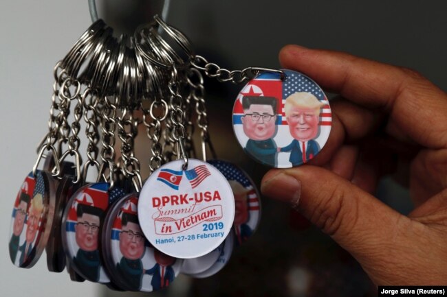 Брелоки с изображением Дональда Трампа и Ким Чен Ына, продающиеся сейчас в Ханое