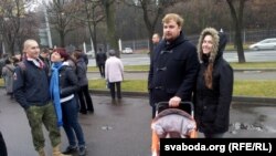 Мікола Дземідзенка разам з малым сынам і жонкай