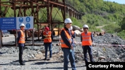 ერთ-ერთი ჩინური სამშენებლო კომპანიის დასაქმებულები ხარაგაულში, 2019 წლის ივნისის ფოტო.
