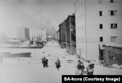 Финские военные отступают через Виипури (Выборг)