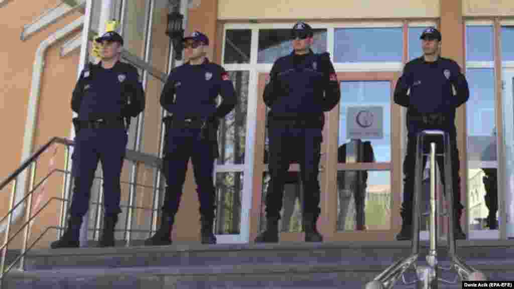 ТУРЦИЈА - Турската полиција почнала координирана низа акции за апсење на над 300 припадници на армијата, кои се осомничени членови на групата ФЕТО на Фетула Ѓулен, за кој турскиот претседател Реџеп Тајип Ердоган тврди дека е организаторот на неуспешниот државен удар од 2016 година.