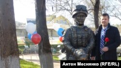 Депутат российского парламента Крыма от ЛДПР, бизнесмен Виктор Жиленко возле монумента «вежливым людям»