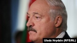 Аляксандар Лукашэнка на выбарчым участку 17 лістапада