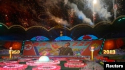 Koreja e Veriut - Festimet në stadiumin i Phenianit, në prag të përvjetorit të 60-të të ndërprerjes së luftës në gadishullin korean, 27Korrik2013