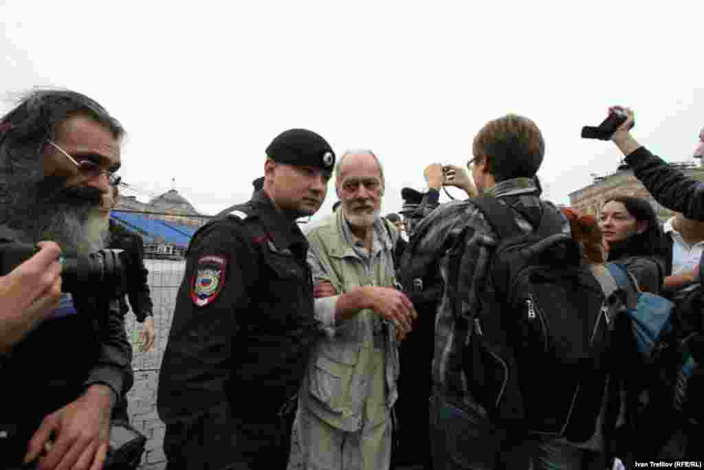 Полиция Сергей Шаров-Делонені де ұстап, Қызыл алаңнан алып кетті. Мәскеу, 25 тамыз 2013 жыл.