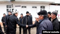 Спикер ЖК Асылбек Жээнбеков во время поездки в Баткенскую область, 26 февраля 2013 года.