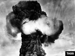 Семей полигонында алғашқы атом бомбасын жер бетінде сынақтан өткізген сәт. 29 тамыз, 1949 жыл.