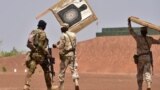 Солдаты Буркина-Фасо на стрельбище во время тренировок