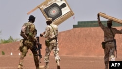 Солдаты Буркина-Фасо на стрельбище во время тренировок