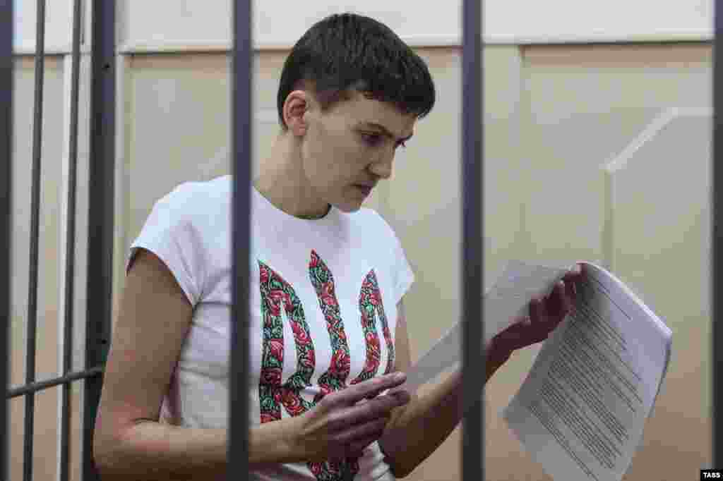 Надія Савченко під час засідання Басманного суду у Москві. 6 травня 2015 року