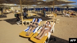 Misirin Şarm-əl-Şeyx turizm şəhərində bikinili turistlər istirahət edir, 2012-ci il 