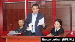 Айыпталушы Еркін Қазиевтің (сол жақта отыр) қорғаушысы Ғалым Нұрпейісов сотта сөйлеп тұр. Алматы облысы, 14 қазан 2019 жыл.