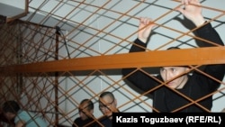 Айыпталушылардың бірі, екі баланың әкесі 27 жастағы Азамат Үмбеталиев сот процесінде тұр. Алматы, 4 маусым 2019 жыл.