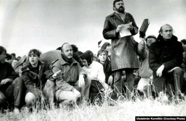 Уладзімер Арлоў выступае падчас Дзядоў у Курапатах каля Менску, 30 кастрычніка 1988 г. Фота Уладзімера Кармілкіна.