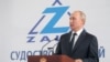 Rusiye prezidenti Vladimir Putin Keriçteki «Zaliv» gemi yapıcılığı zavodında, 2020 senesi iyülniñ 20-si