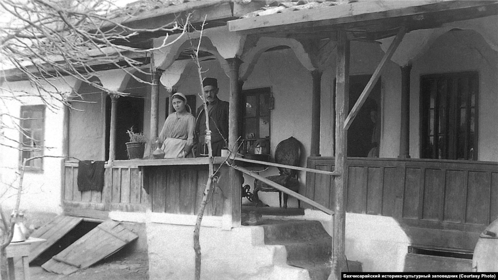 Bağçasaraydaki ev, 1920 seneleri Dört çeşit qırımtatar evi bar edi: şeerdeki bir qatlı (fotoresimdeki kibi), dağ aldındaki eki qatlı, çöldeki bir qatlı (balçıqnen sürtilgen çit ya da toladan) ve taştan yapılğan bir qatlı yalı boyudaki evler 