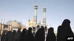 در جامعه ايران برخی «صيغه» را نوعی روسپيگری عنوان می کنند و بسياری آن را کلاه شرعی می دانند.(عکس: AFP)