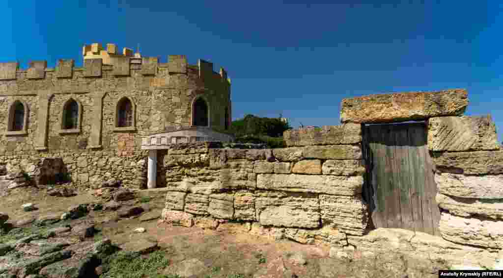 Музей в виде небольшой крепости с желтыми зубчатыми башнями хорошо просматривается с автодороги Симферополь-Евпатория у села Прибрежное