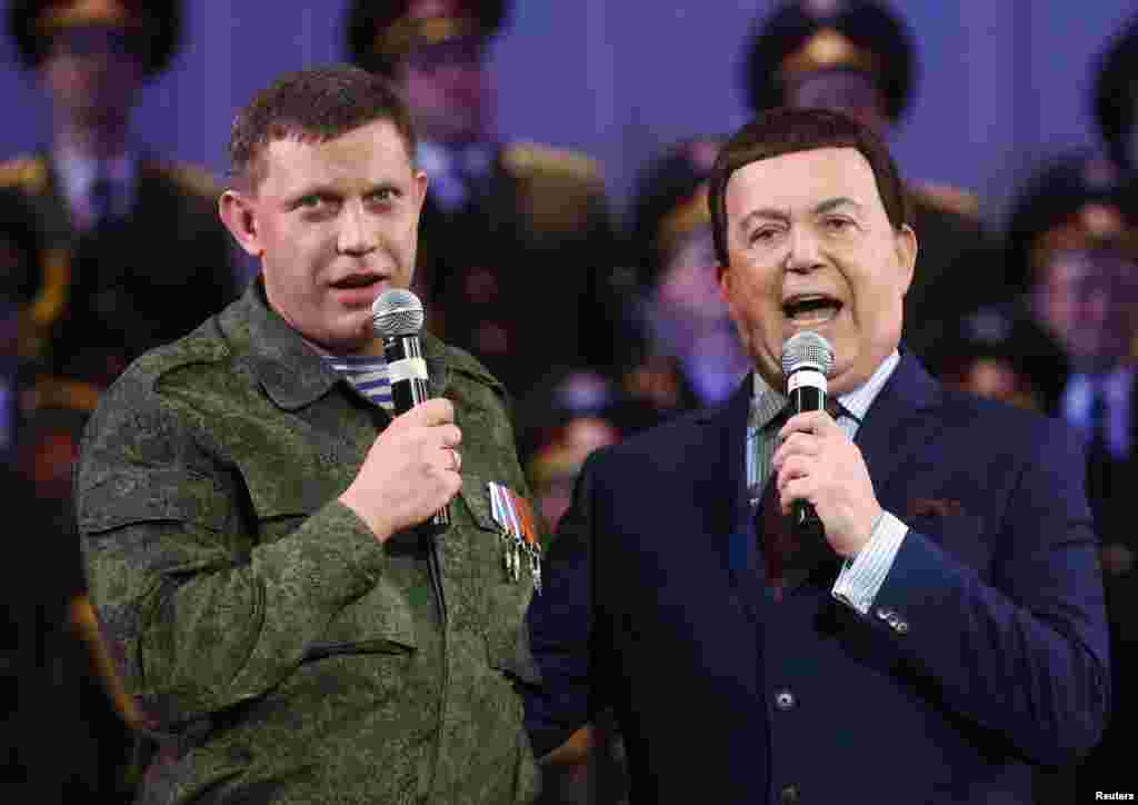 Лидер сепаратистов Александр Захарченко и российский певец Иосиф Кобзон на концерте в Донецке. 27 октября 2014 года.