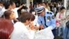 Полицейские оказывают помощь жителям Осаки
