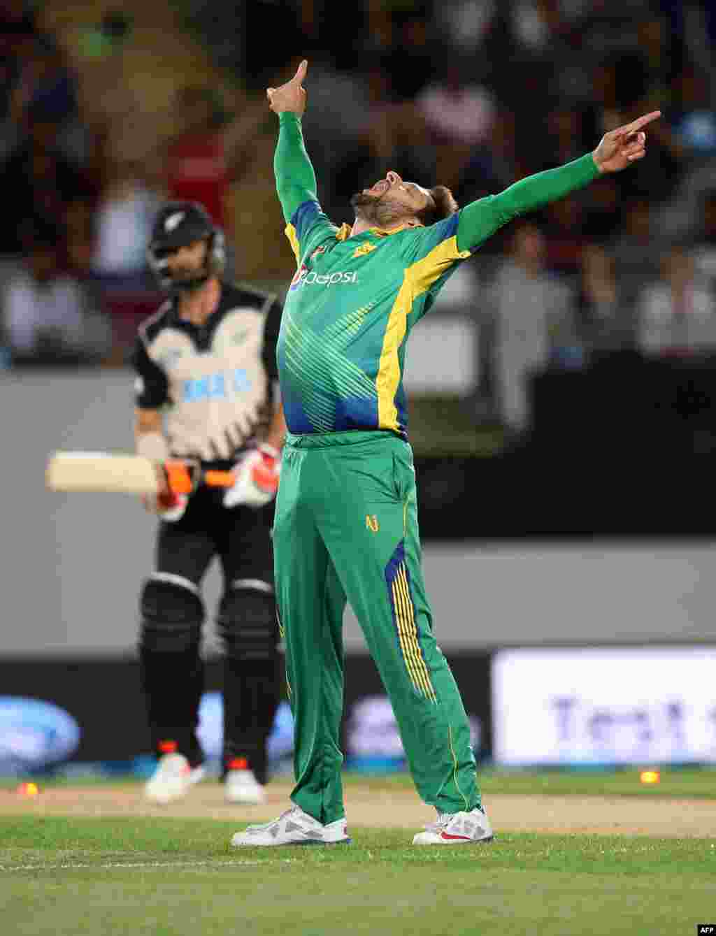 New Zealand -- Shahid Afridi of Pakistan celebrates the wicket of New Zealand's Grant Elliott during the second 20/20 cricket match between New Zealand and Pakistan at Eden Park in Auckland on January 15, 2016.