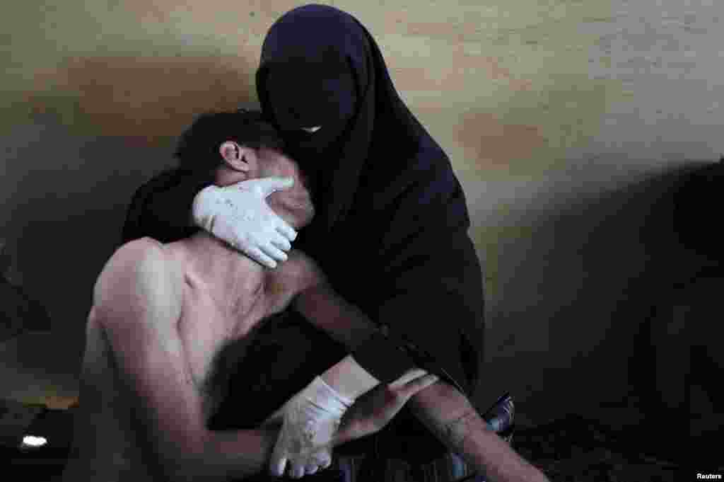 Samuel Aranda of Spain took the top award of the World Press Photo for 2011 with this picture of a woman holding a wounded relative during protests against Yemen&#39;s&nbsp;president.&nbsp; 