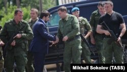 Denis Pushilin (soldan 2-ci, öndə) və Alexander Zakharchenko (sağdan 2-ci, öndə)