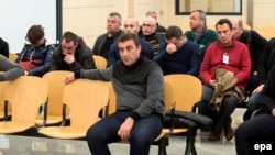Деякі з двадцяти громадян Росії та Грузії, підозрюваних в участі у міднародному злочинному угрупуванні, під час засідання суду. Мадрид, березень 2016 року