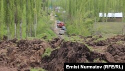 Последствия схода оползня в селе Аюу-Сай в Узгенском районе Ошской области КР.