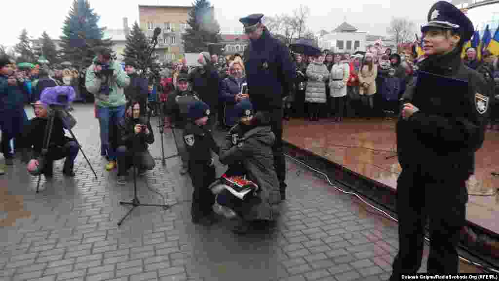Діти-дошкільнята привітали патрульних поліцейських, а голові Національної поліції України Хатії Деканоідзе подарували гуцульський кептарик