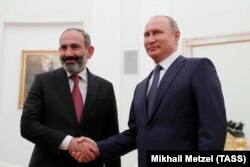 Президент России Владимир Путин (п) и премьер-министр Армении Никол Пашинян, Москва, 13 июня 2018 года
