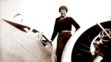 Амелия Эрхарт на крыле самолета "Локхид 10 Электра". 1937