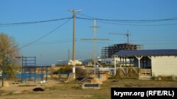 На месте оборудованной энтузиастами спортплощадки планируют построить сквер. Также здесь уже установлен закладной камень будущей часовни