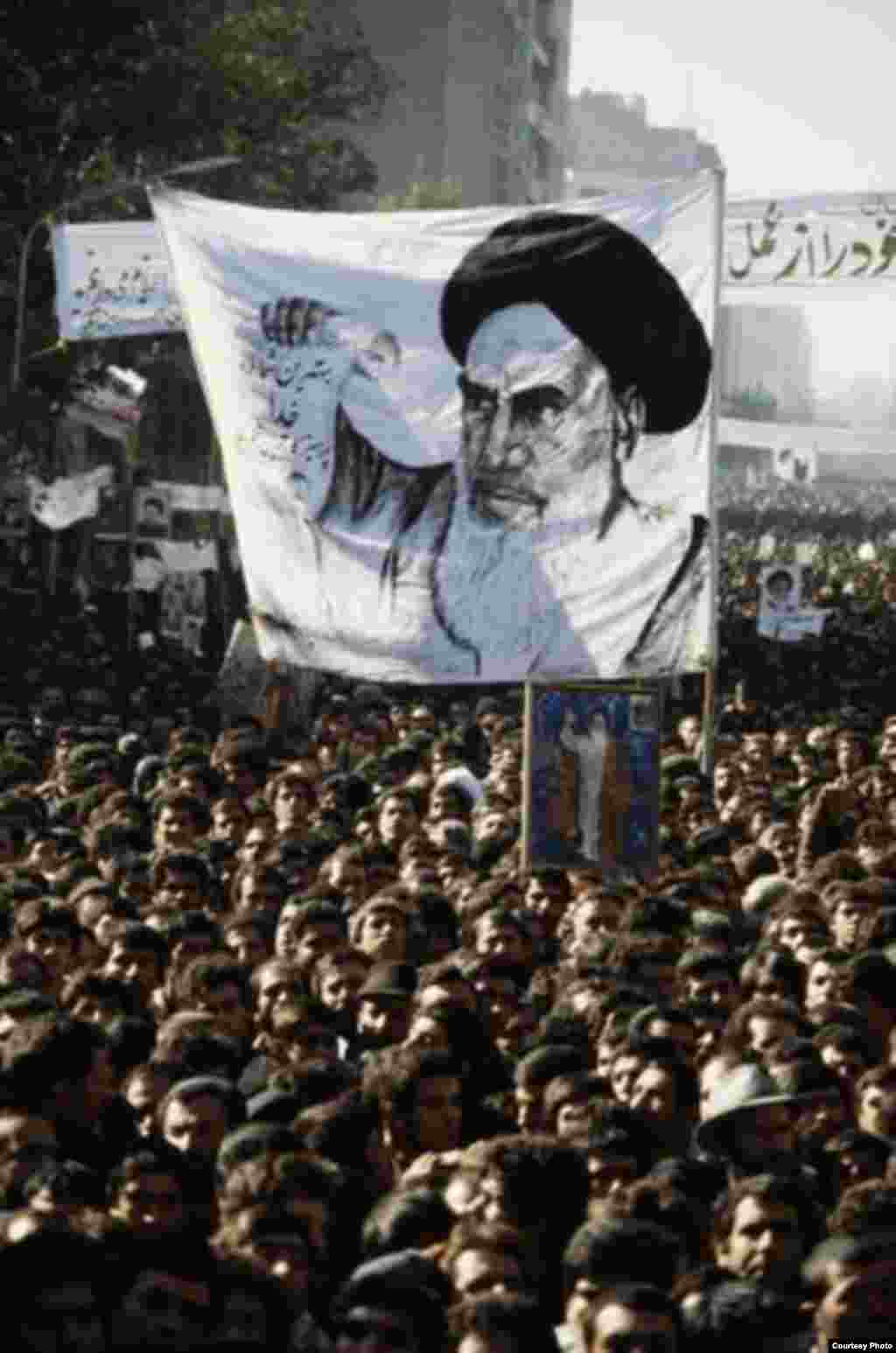 Protestë e mbështetësve të Revolucionit Iranian në afërsi të ambasadës amerikane në&nbsp;Teheran.&nbsp; 