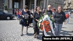 Posle skupa u Skupštini Beograd članovi porodica nastalih otišli su u park Tašmajdan gde su položili vence i crvene ruže