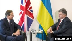 Дейвід Камерон (Л) і Петро Порошенко