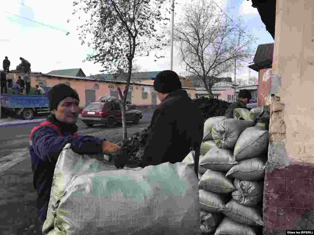 Рынок, на котором продают уголь. Тонна твердого топлива стоит в городе примерно 20 тысяч тенге (более 50 долларов). По словам торговца, на обогрев одного дома в сезон уходит от пяти до 15 тысяч тонн угля –  в зависимости от квадратуры и температурных условий. 